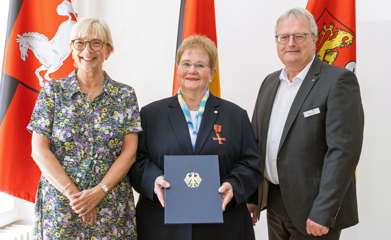 Iltens Ehrenortsbürgermeisterin Gisela Neuse erhält Verdienstkreuz