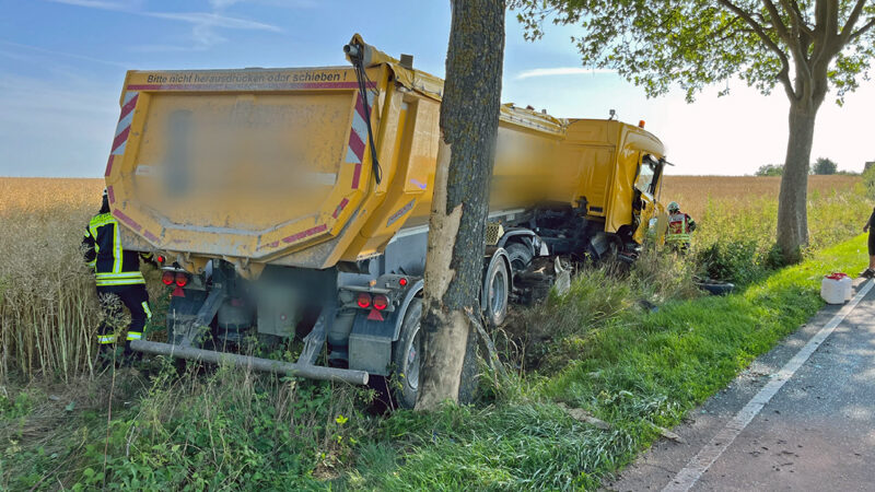 LKW kommt bei Wirringen von der Fahrbahn ab