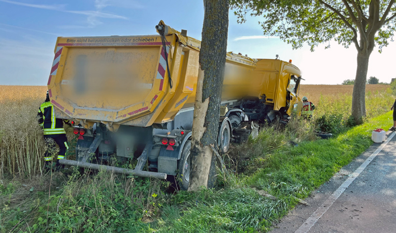 LKW kommt bei Wirringen von der Fahrbahn ab