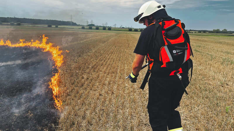 Feuerwehr übt mit neuen Löschrucksäcken für den Ernstfall