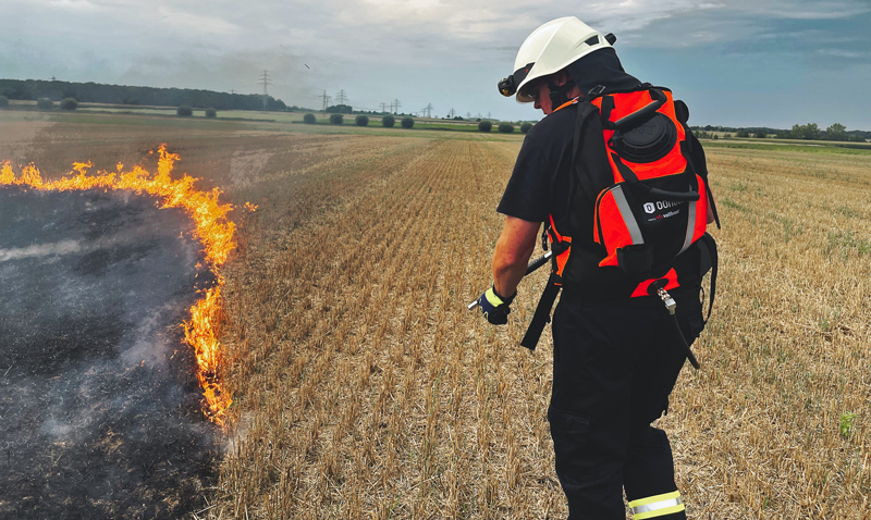 Feuerwehr übt mit neuen Löschrucksäcken für den Ernstfall