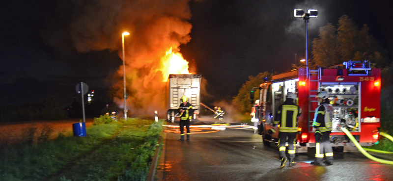 Brennender Auflieger beschäftigt Feuerwehren aus Höver und Sehnde vier Stunden