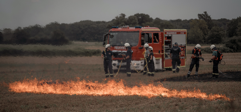 Feuerwehr Sehnde trainiert Vegetationsbrand und Verlegen von Schlauchleitungen