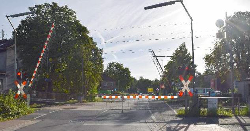 Bahnschranke schlägt zu: Fenster kaputt und Autodach zerkratzt