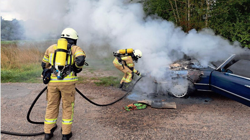 Feuerwehr Hämelerwald löscht brennenden Mercedes-Benz Oldtimer