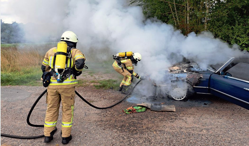 Feuerwehr Hämelerwald löscht brennenden Mercedes-Benz Oldtimer