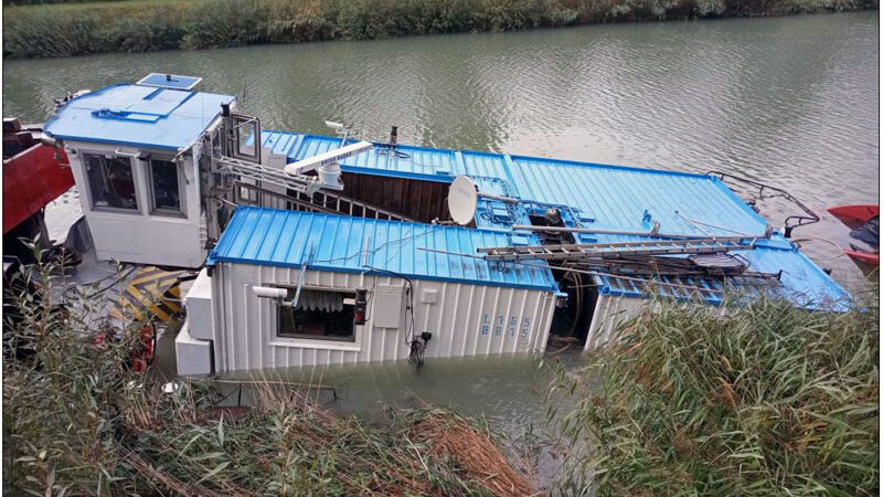 Schiff sinkt im Mittellandkanal zwischen Haimar und Mehrum