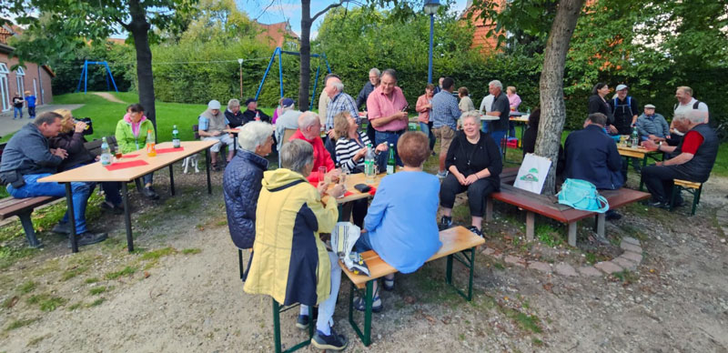 Mehr als 50 Bürger beim 1. Open-Air-Stammtisch in Wassel