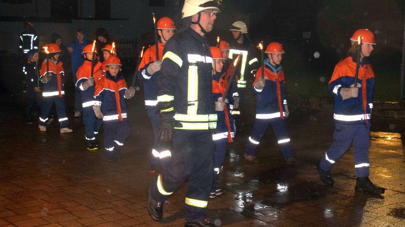 Wehminger Laternengänger trotzen dem Regenwetter