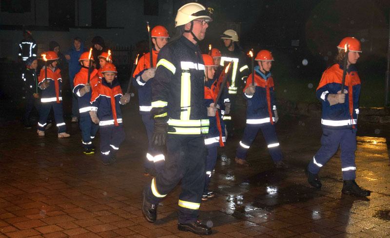 Wehminger Laternengänger trotzen dem Regenwetter