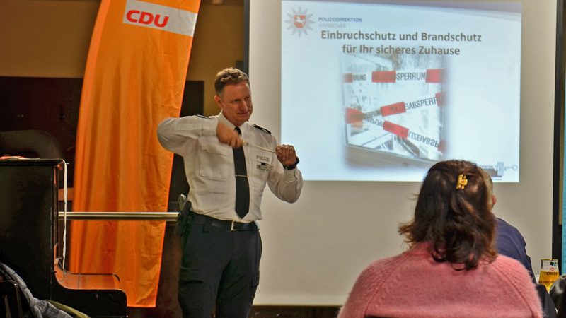 Sicherheit in dunkler Zeit: Polizei und CDU Sehnde informieren über Einbruchsschutz