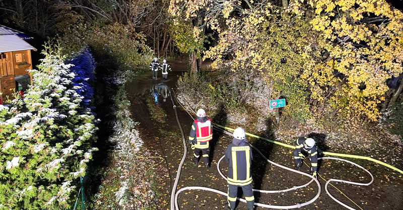 Rethmarer Feuerwehr sichert Gebäude gegen Wassereinbruch