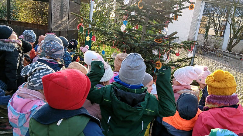 Vorbereitung für den Weihnachtsmarkt in Höver läuft – Kita unterstützt