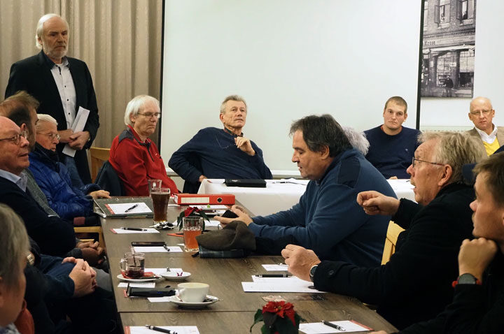 B 65 und „Neue Mitte“: Anliegerinitiative holt sich erste Antworten im Apart Hotel dazu