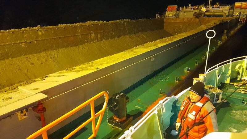 Baggerschiff-Besatzung rettet nachts über Bord gestürzten Seemann – Erstversorgung durch Seenotretter