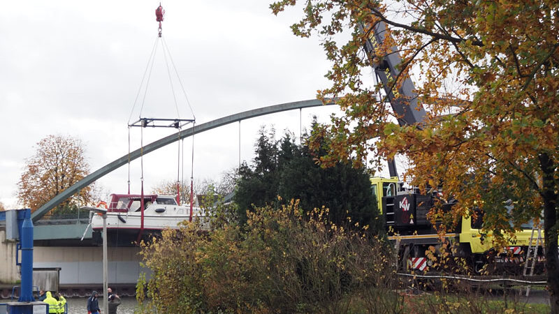  Sieben Boote schweben über den Kanal