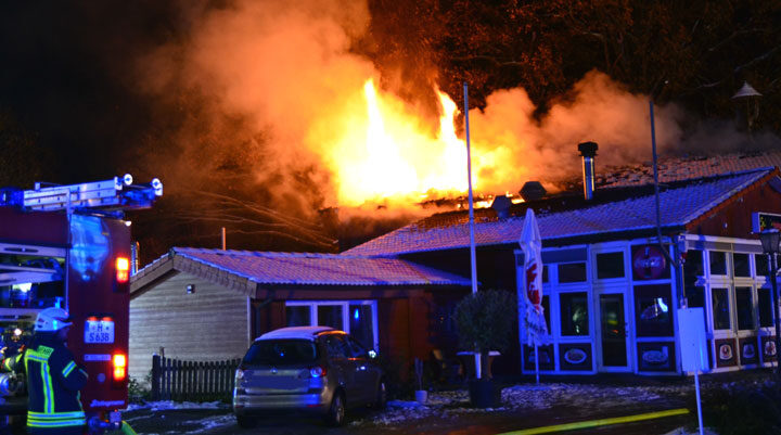 Abschlussbericht: Sehnder Holzgrill steht in Flammen – Technischer Defekt festgestellt