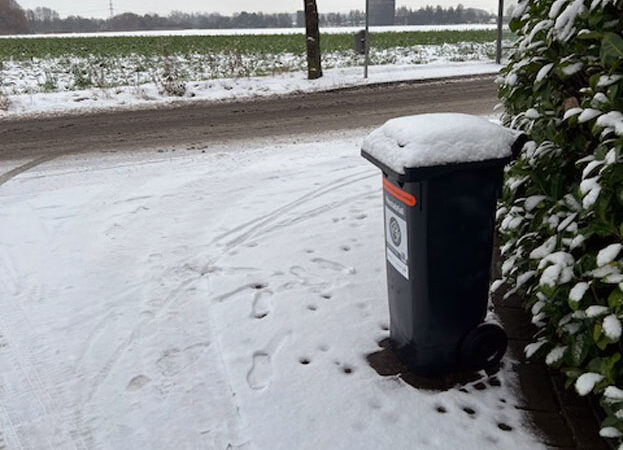 Eine Tonne steht im Wege, ganz still und stumm – ein Wintermärchen gestaltet von aha