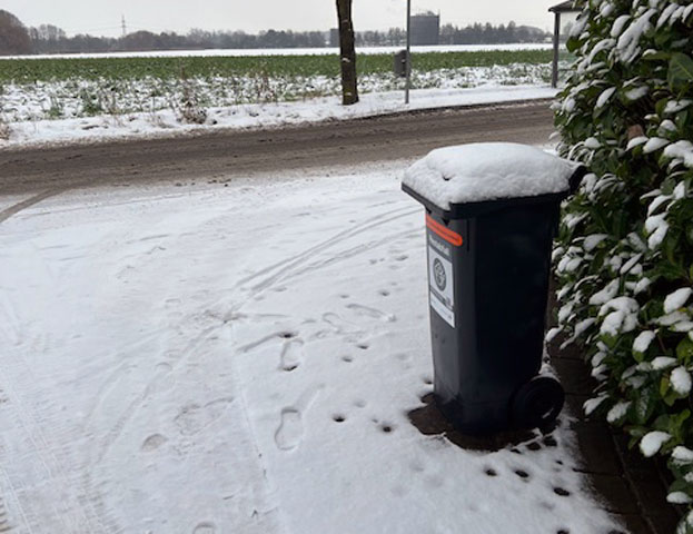 Eine Tonne steht im Wege, ganz still und stumm – ein Wintermärchen gestaltet von aha