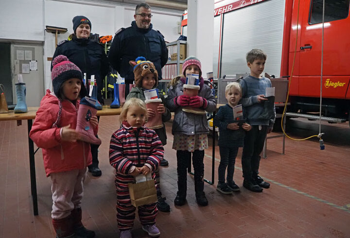 Nikolaus besucht Sehnder Feuerwehr und füllt Stiefel