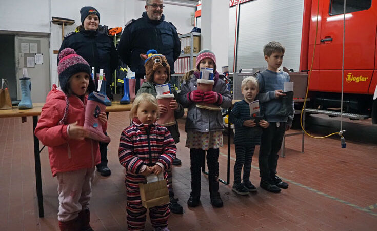 Nikolaus besucht Sehnder Feuerwehr und füllt Stiefel