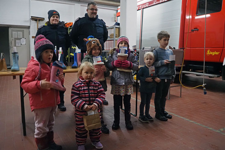 Nikolaus besucht Sehnder Feuerwehr und füllt Stiefel