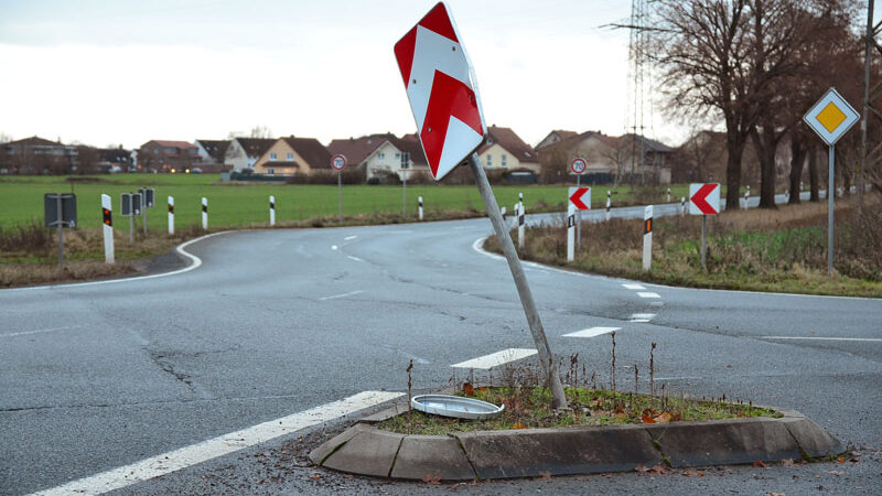 Fahrerflucht in Höver – Fahrzeug wohl schwerer beschädigt