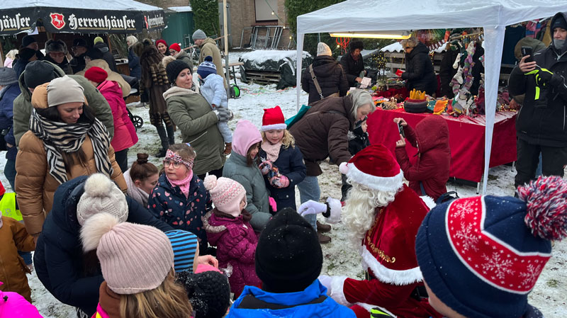 Weihnachtsmarkt in Höver gut besucht – Buntes Treiben bei Winterwetter