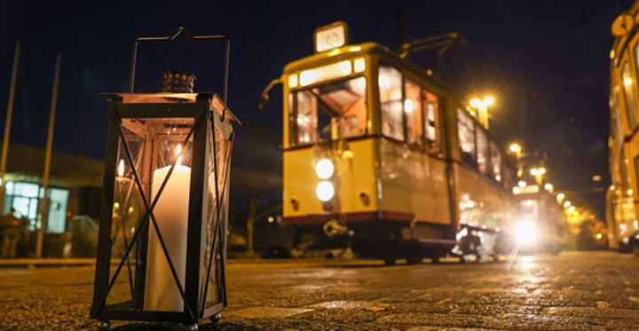 Von Bethlehem nach Hannover: üstra Oldtimer verteilen Friedenslicht