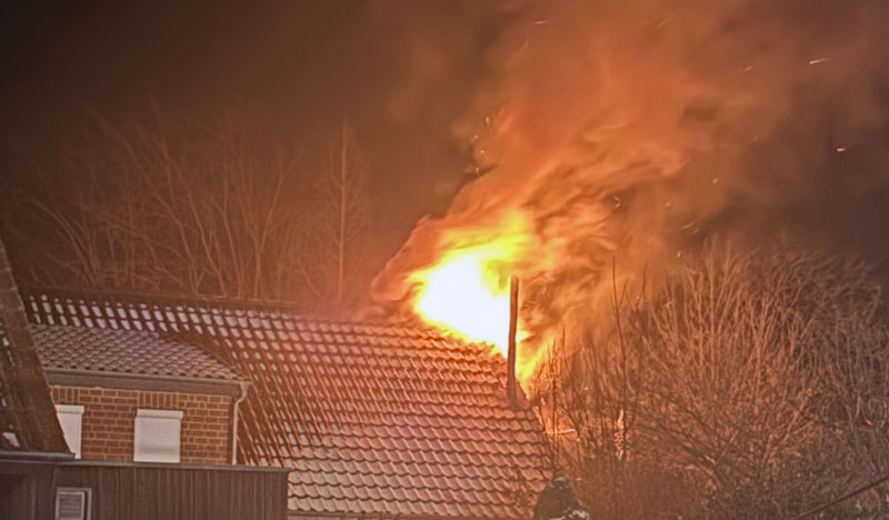 Abschlussmeldung: Feuerwehrgroßeinsatz in Ilten – schwierige Löscharbeiten