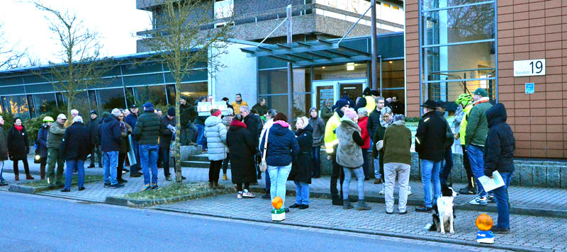 Demonstration vor dem Rathaus in Sehnde – BI Höver mobilisiert Bürger