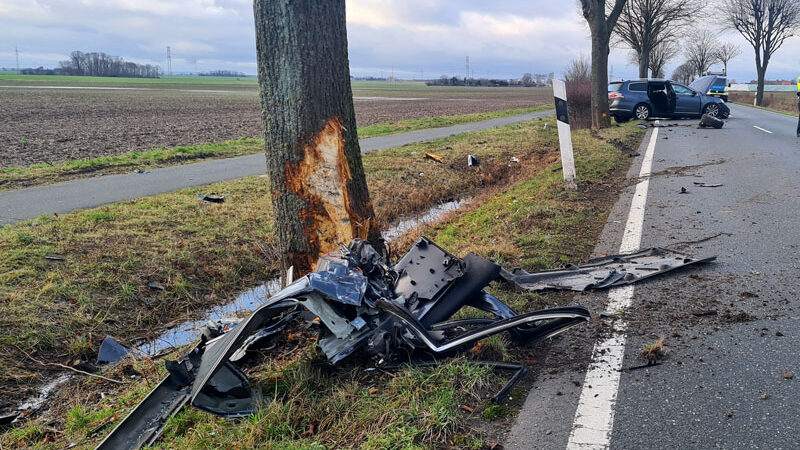 Schwerer Verkehrsunfall bei Ahlten: PKW kommt von Fahrbahn ab und prallt gegen Bäume