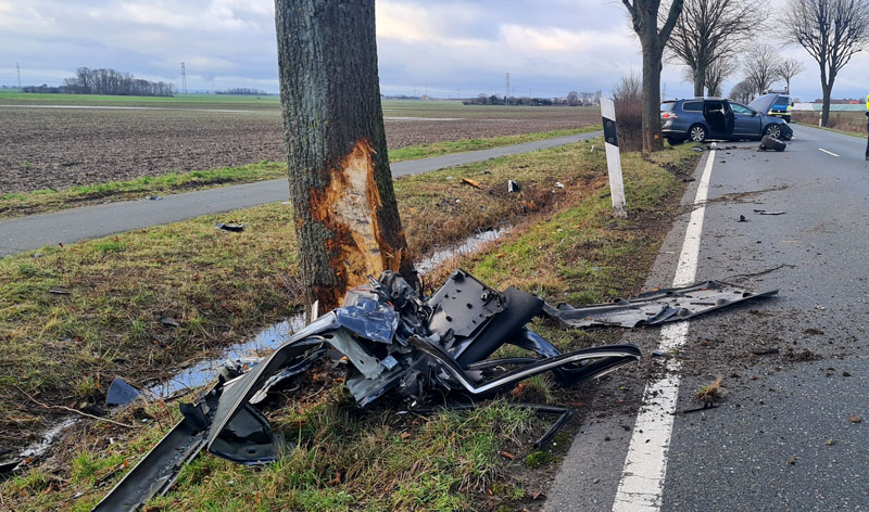 Schwerer Verkehrsunfall bei Ahlten: PKW kommt von Fahrbahn ab und prallt gegen Bäume