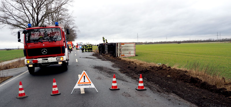 Mit Stroh beladener Lastzug kommt von B 65 ab – ein Verletzter