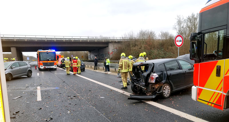 Unfall mit mehreren Verletzten auf dem Messeschnellweg