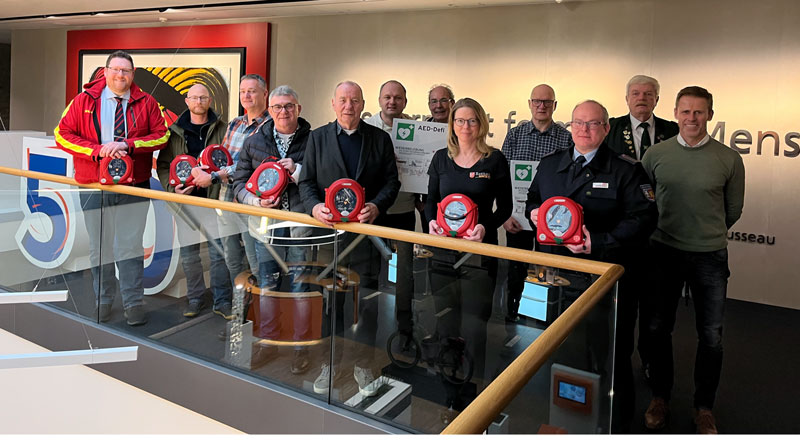 Volksbank eG Hildesheim-Lehrte-Pattensen verschenkt 10 Defibrillatoren an Vereine