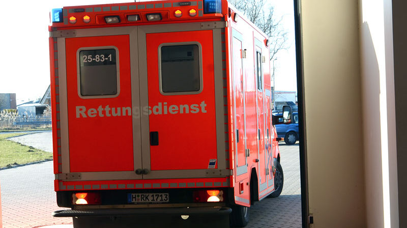 61-jähriger Lehrter nach Kollision mit Baum schwer verletzt – Polizei sucht Zeugen