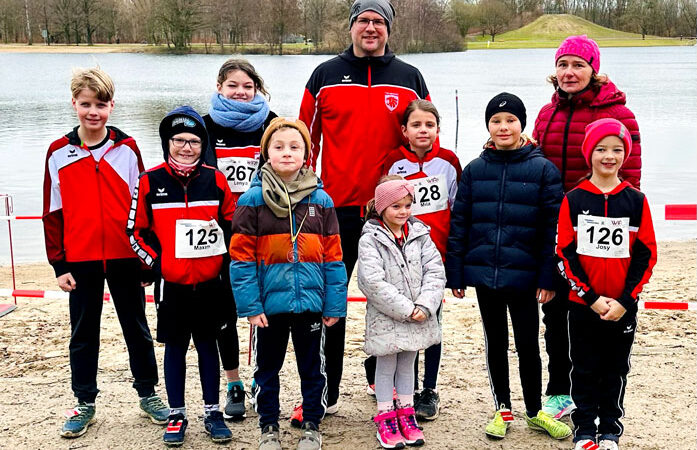 Lauftalente des TVE Sehnde mischen beim Lauf um den Silbersee oben mit