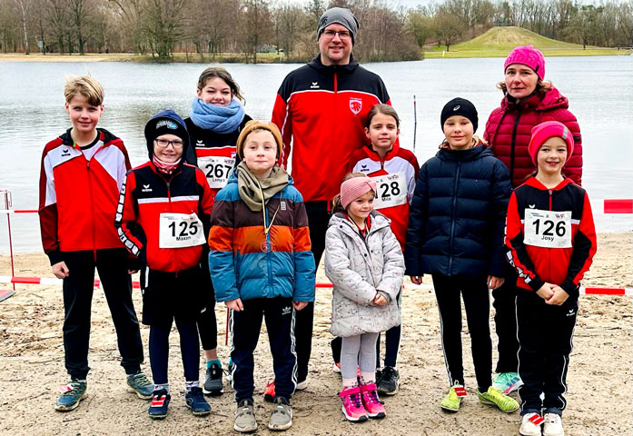 Lauftalente des TVE Sehnde mischen beim Lauf um den Silbersee oben mit