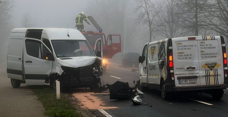 Zwei Transporter stießen auf der B 443 in Sehnde zusammen