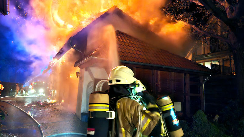 Großbrand in Immensen: Nebengebäude im Vollbrand, Feuerwehr schützt Seniorenheim und Wohngebäude