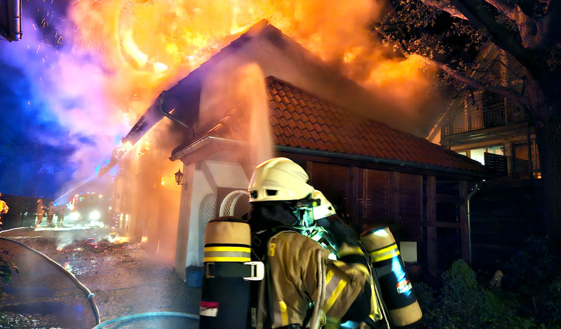 Großbrand in Immensen: Nebengebäude im Vollbrand, Feuerwehr schützt Seniorenheim und Wohngebäude