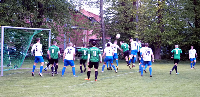 Lokalderby mit gutem Besuch in Wehmingen – Regenschlacht unter Flutlicht