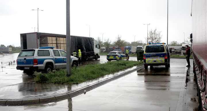 Polizei kontrolliert Lastwagen auf der A 2 bei Lehrte