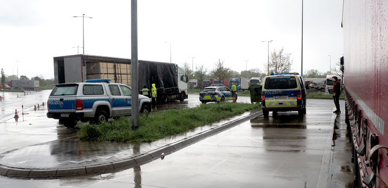 Polizei kontrolliert Lastwagen auf der A 2 bei Lehrte