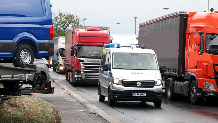 Großkontrolle im Güterverkehr bei Lehrte – Polizei stellt zahlreiche Verstöße und Mängel fest