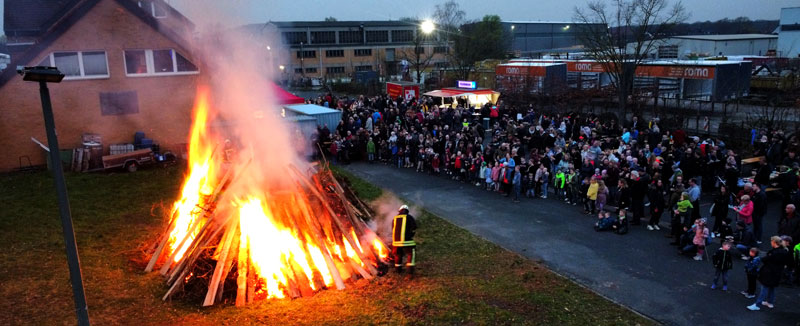 Gut besuchte Osterfeuer brennen in Sehnde