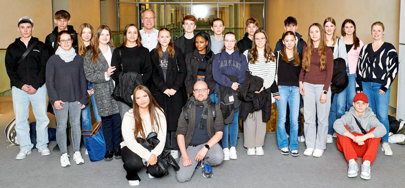 Gewinner des Schulprojekts „Howto:beunited“ besuchen den Bundestag