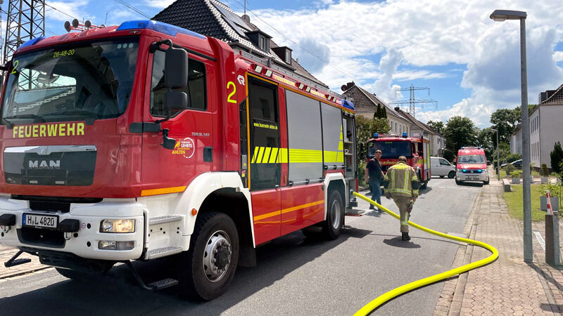 Gas-Abflammgerät gegen Unkraut setzt Hecke in Brand