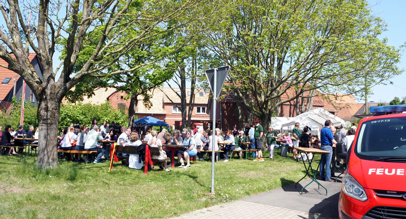 Müllingen feiert am Maibaum